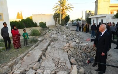 Kais Saïed (de mauvaise humeur) tente de convcaincre des citoyens de Mezzouna que les extra-terrestres sont à l’origine de l’effondrement du mur du lycée